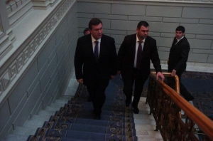 Лідер Партії регіонів Віктор Янукович з охоронцями підіймається сходами комітетів Верховної Ради 3 листопада. Йде проводити засідання свого Опозиційного уряду