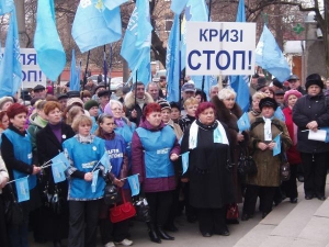 На предвыборный митинг в райцентре Умань Черкасской области Партия регионов привела пенсионеров и домохозяек. Каждому пообещали по 25 гривен. Мероприятие проводили в середине октября