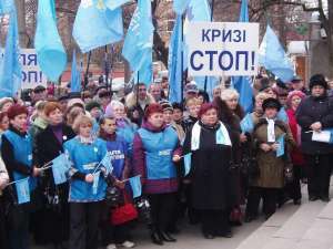На передвиборний мітинг у райцентрі Умань Черкаської області Партія регіонів привела пенсіонерів та домогосподарок. Кожному пообіцяли по 25 гривень. Захід проводили в середині жовтня