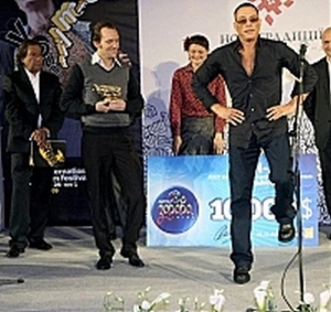 На закрытии 39-го кинофестиваля ”Молодость” голливудский актер Жан-Клод Ван Дамм танцует гопак 
