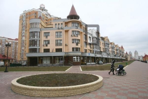 У цьому будинку на столичній вулиці Оболонській набережній лідер Партії регіонів Віктор Янукович купив собі дворівневу квартиру, площею 240 квадратних метрів. Її вартість — чотири мільйони гривень. Чорним обведені вікна його помешкання 
