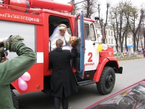 Виннитчанка Оксана Цуркань и норвежец Вегард Сеттер на свою свадьбу приехали на пожарной машине. Жених в восторге от того, как оригинально в Украине можно жениться