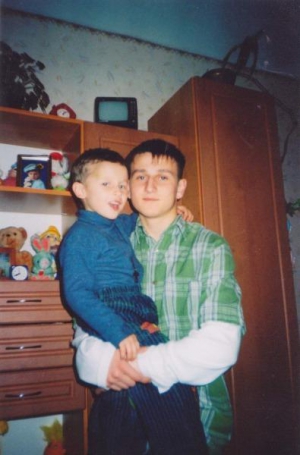 Дмитрий Немец держит пятилетнего брата Павла. Фото сделано на Пасху 2009 года в доме родителей в селе Скала-Подольская Борщевского района Тернопольщины