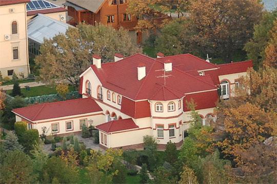 Дом, где живет Юлия Тимошенко расположен на дамбе в Конча-Заспе, в элитном поселке Серебряный залив