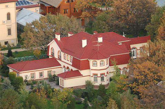 Дом, где живет Юлия Тимошенко расположен на дамбе в Конча-Заспе, в элитном поселке Серебряный залив