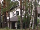 Другий будинок належить доньці Юлії Тимошенко Євгенії. Вона мешкає в Конча-Озерній