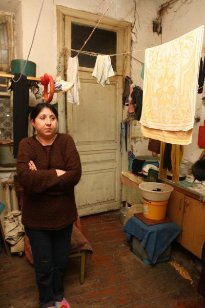 Мешканка квартири №3 Світлана Мороз стоїть на спільній кухні. У ній готує їсти, пере і сушить одяг. У квартирі сиро та холодно