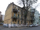 Триповерховий комунальний будинок на вулиці Гоголівській, 32  у Києві давно підлягає знесенню. Жителів першого поверху виселили з нього 18 років тому