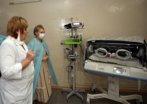 Во время рабочей поездки на Винниччину Юлия Тимошенко посетила детскую областную больницу и подарила ей четыре аппарата искусственной вентиляции легких