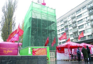 Пам’ятник Леніну біля Бессарабської площі в Києві стоїть у риштуванні й сітці. Пошкоджену голову Ілліча демонтували. Біля постаменту цілодобово чергують комуністи
