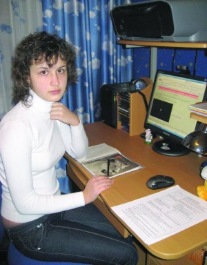 Ученица полтавской школы №13 Владислава Мошак выполняет дома задание по физике через Интернет