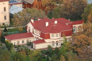 В этом доме на 450 квадратных метров живет премьер-министр Юлия Тимошенко. У нее во дворе есть озеро, столетние дубы, частный пляж и выход в Днепр. Она вселилась в него в 2006-м, хотя в декларации о доходах за последние годы указывает, что у нее нет ни до