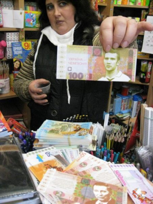 Продавец Наталия в подземном переходе в Виннице говорит: все сувенирные гривны раскупили два месяца тому назад