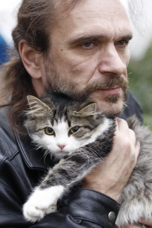 Писатель Олесь Ульяненко держит кошку Буску. Он отдал ее сотруднице, потому что не чем было кормить
