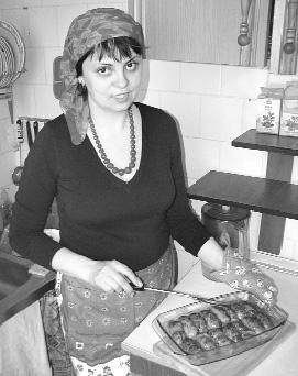 Ровенчанка Ольга Гайдук фарш заворачивает в отбитые и посоленные куски мяса, сверху — в сальник