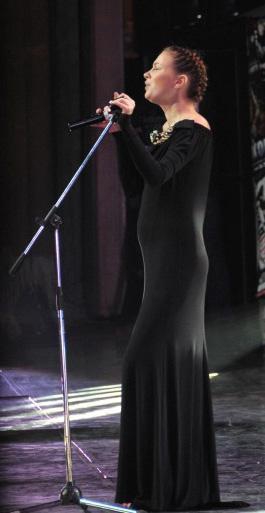 Певица Анастасия Приходько на четвертом месяце беременности исполняет песню ”Мама” на шоу ”95 квартал” на канале ”Интер”