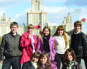 Вероника Яковенко (вторая вверху слева) из города Краматорск на Донбассе приехала на Международную олимпиаду в Москву с делегацией украинских учеников-филологов