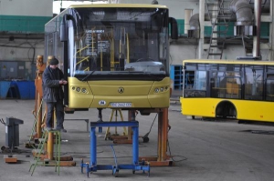 Новый ”СитиЛАЗ” в цехах Львовского автобусного завода. Стране нужно для чемпионата ”Евро-2012” 1200 новых автобусов, 800 из них должны быть повышенного комфорта