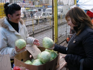 На продуктовий ринок у Тернополі у п’ятницю привезли молоду капусту з теплиць Закарпаття. Продавець Ася Жмуд нахвалює товар Людмилі Сівак. За півдня продали шість ящиків капусти по три гривні за кілограм. І продавці, і покупці переважно ходять без масок