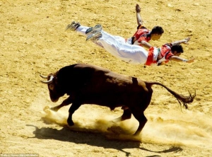 Команда тореадорів стрибає через бика на стадіоні ”Плаца де Торос” в іспанському місті Валенсія. На відміну від класичної кориди, бика не забивають