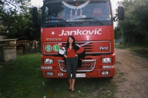 Марія Шевчук із села Сосни Літинського району на Вінниччині пять років водить вантажівку. Позаду — її перша машина, на якій вчилася керувати.  Фото 2006 року