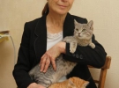 Пенсіонерка Ася Серпинська на кухні своєї квартири у Києві. Вона тримає три кішки і кошеня