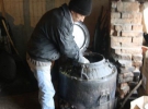 Роман Михайлович варит в чане суп из говядины и картофеля. В приюте он работает три года