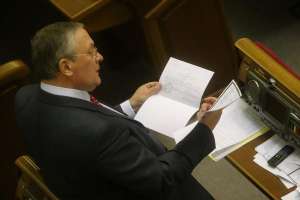 Юрій Баранов, народний депутат від Блоку Литвина, розглядає ксерокопії ідентифікаційного номера та паспорта на засіданні Верховної Ради 18 листопада