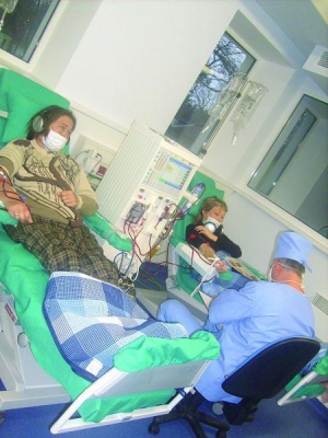 Ольга Гайдай (слева) и Наталия Коваленко на аппаратах искусственной почки в новом медицинском центре в Черкассах. Возле Наталии дежурный врач делает записи в ее медицинскую карточку