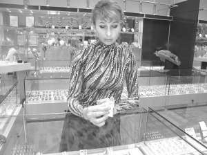 Продавець магазину ”Діадема” Наталя Цигельман показує золоті сережки за 1500 гривень. У магазині на обмін приймають тільки золото 