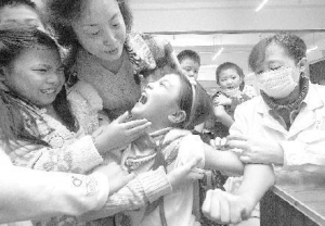 Школьнице делают прививку от гриппа А/h1n1 11 ноября в китайском городе Суйнин, провинция Сичуань. После вакцинации двое человек умерли. В министерстве здравоохранения КНР говорят, это не связано с вакциной