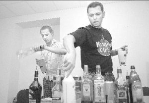 Київські бармени Ігор Семченко та Андрій Боровський показують, як робити коктейлі. Із напоїв, які стоять на столі, можна придумати 70 їх видів