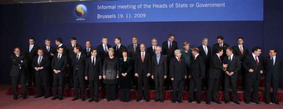 Премьер-министр Бельгии Херман Ван Ромпей (7-ой справа), еврокомиссар по вопросам торговли Кэтрин Эштон (7-ая слева), президент Франции Николя Саркози (передний ряд 5-ый слева), президент Литовской Республики Даля Грибаускайте (передний ряд 6-ая слева), п