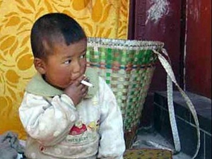 Китайця Лян Лян батько привчив до цигарок. Тепер не може його відучити від шкідливої звички