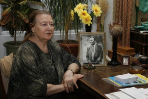 Вдова писателя Олеся Гончара — Валентина Даниловна в рабочем кабинете показывает вещи, которые принадлежали ее мужу. Супруги прожили вместе 48 лет. Олесь Гончар умер в 1995-ом 