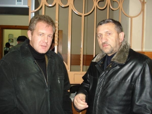 Журналисты Виталий Виголов (слева) и Анатолий Герасимчук в здании городского суда Краматорска на Донетчине. У них требует компенсации подполковник милиции Игорь Криволапов, которого обвиняют у организации убийств