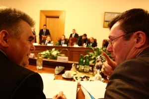 Заместитель министра обороны Богдан Буца (слева) обменивается шутками с министром внутренних дел Юрием Луценко на заседании правительства в среду