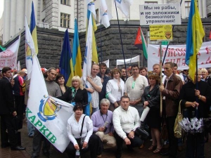 Вкладчики ”Надра банка” 3–4 июля пикетировали Кабмин вместе с общественной организацией ”Защита”. Лариса Лядова стоит в центре в белой куртке