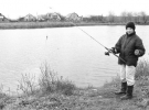 Восьмикласник Олег Комасько ловить рибу в ставку. Каже, що тут водяться щуки, коропи, окуні, в’юни, линки