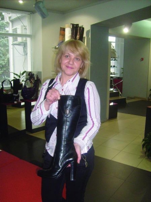 Адміністратор черкаського магазину ”Італіан шуз” Наталія Зайцева показує шкіряні чоботи на 11-сантиметровому каблуку за 4400 гривень. Каже, що класичні моделі взуття завжди популярні серед покупців. Бо підходять до будь-якого одягу