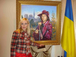 Донецька художниця Пономаренко-Льовераш показує портрет екс-захисника ”Шахтаря” Дмитра Чигринського. Вона повезе його на Флорентійський бієнале, що відбудеться 5 грудня в Італії 