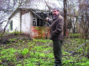 Житель Шишаков на Полтавщине Николай Якименко показывает дом, который купил московский художник-миллионер Никас Сафронов