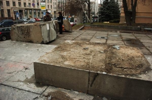 Место, где стоял памятник Григорию Петровскому возле Европейской площади в центре Киева. Каменные брылы, которые были нижней частью постамента, лежат за несколько метров
