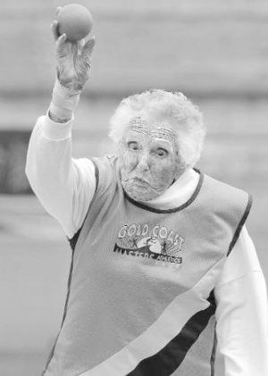Австралийка 100-летняя Рут Флит стала чемпионкой по метанию ядра на Олимпийских играх среди ветеранов в Сиднее в октябре этого года. Она выступала в возрастной категории от 100 до 104 лет