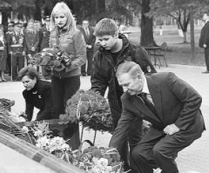 Президент Леонід Кучма з дружиною, донькою та онуком покладає квіти до Меморіалу слави в селі Новоселинці Новгородської області в Росії. Фото зроблено 9 травня 2004 року