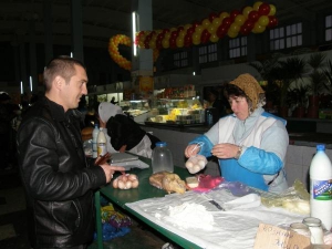 Катерина Полоз торгує на ринку ”Урожай” у Вінниці сиром і молоком. 25 листопада домашні яйця були в кількох продавчинь. У Катерини їх розкупили за дві години