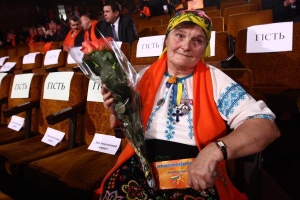 Член ”Нашей Украины” Параска Королюк пришла на съезд своей партии. Для президента Виктора Ющенко купила розы