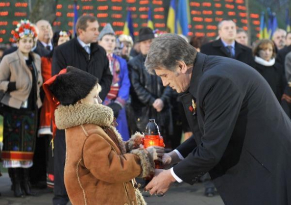 Президент Виктор Ющенко принимает участие в мероприятиях ко дню памяти жертв Голодомора в Киеве