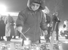 Когда темнеет, люди начинают всеукраинскую акцию ”Зажги свечу”
