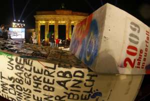 9 листопада центром Берліна – там, де 20 років тому проходила стіна – поставили пластикові дошки доміно. На урочистій церемонії увечері їх повалили